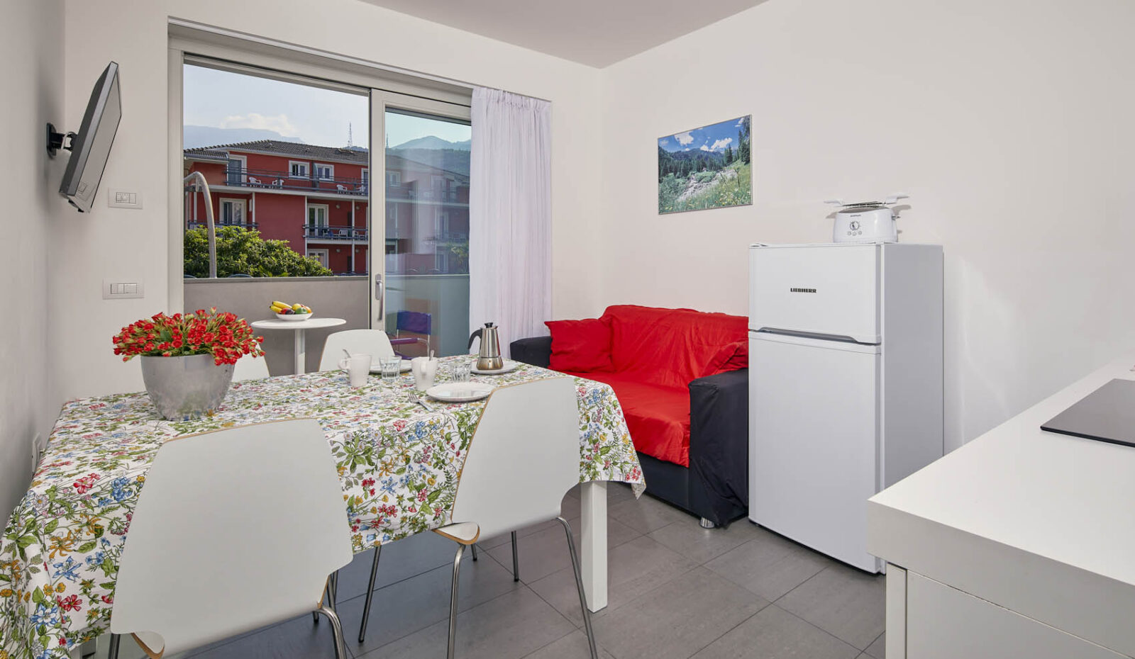 Ampia cucina con balcone - Casa al Lago - Appartamenti Cristina - Riva del Garda